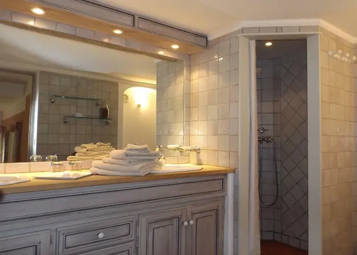 Le Bastidon Saint-michel Bed and Breakfast 4*